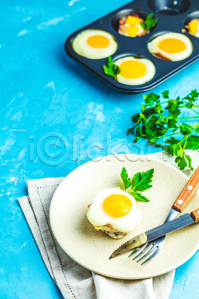 뜨거움 신선 사람없음 JPG 포토 해외이미지 건강 계란 굽기 그리너리 노란색 노른자 다이어트 맛 먹기 베이컨 서식 스타일 식사 아침 아침식사 요리 음식 이탈리아 전통 점심식사 접시 주방 채소 탁자 튀김 포크 프랑스어 흰색