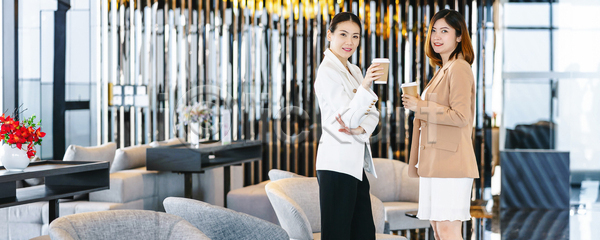 성공 우정 함께함 행복 휴식 동양인 두명 백인 사람 성인 여자 JPG 포토 해외이미지 2 경영자 노동자 단절 대화 동료 라이프스타일 미소 배너 비즈니스 비즈니스우먼 사무실 사업가 서기 실내 아시아 야외 우주 웹 직업 직장 카피스페이스 커피 토론 통신 파노라마 해외포토