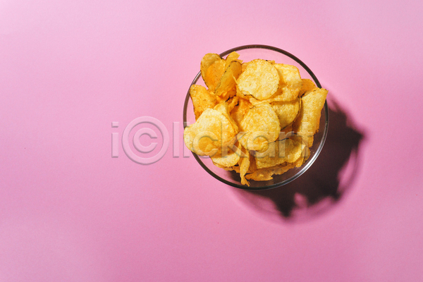 사람없음 JPG 포토 하이앵글 해외이미지 감자칩 그림자 분홍색배경 실내 칩(음식)