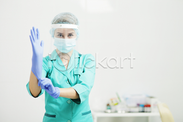 성인 성인여자한명만 여자 한명 JPG 앞모습 포토 해외이미지 간호사 마스크 병원 상반신 서기 실내 유니폼 의사