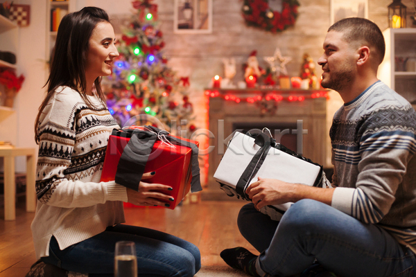 사랑 함께함 행복 남자 두명 백인 성인 성인만 여자 JPG 포토 해외이미지 겨울 상자 선물 스웨터 실내 장식 주기 커플 크리스마스