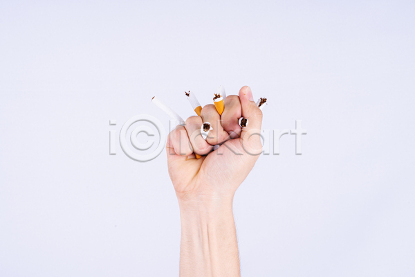 신체부위 JPG 포토 해외이미지 건강 건강관리 금연 단절 담배꽁초 들기 라이프스타일 손 흰배경