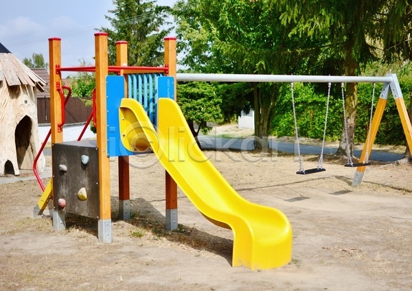 사람없음 어린이 JPG 포토 해외이미지 가로 공원 그네 노란색 놀이 놀이터 맑음 목재 미끄럼틀 야외 여름(계절) 장비 컬러풀 플라스틱