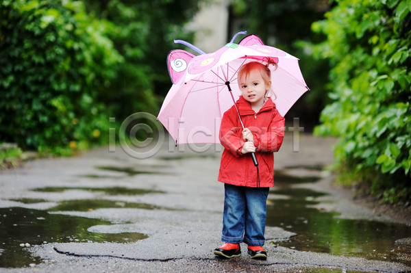 소녀(어린이) 소녀한명만 어린이 여자 한명 JPG 아웃포커스 앞모습 포토 해외이미지 들기 비(날씨) 서기 야외 우산 전신 주간