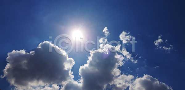 분위기 순수 자유 평화 사람없음 JPG 포토 해외이미지 계절 구름 날씨 맑음 백그라운드 불꽃 빛 솜털 야외 에너지 여름 오존 우주 자연 장면 천국 태양 파란색 하늘 해외포토 햇빛 환경 흰색