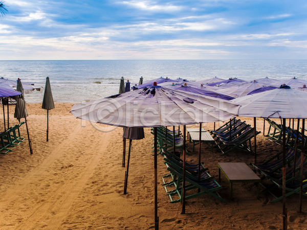 사람없음 JPG 포토 해외이미지 맑음 모래 물 바다 야외 여름(계절) 여행 우산 의자 자연 침대 컬러풀 태국 풍경(경치) 하늘 휴가
