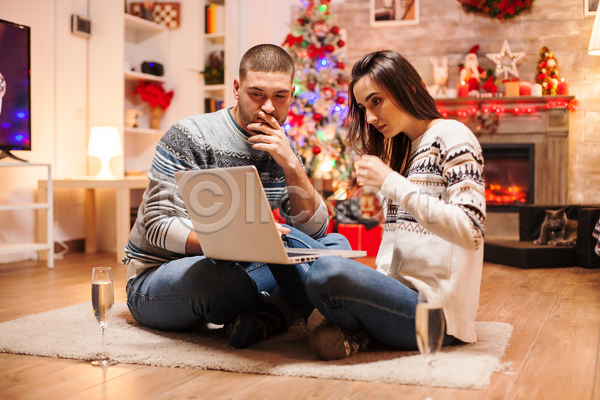 사랑 함께함 행복 남자 두명 백인 성인 성인만 여자 JPG 포토 해외이미지 겨울 노트북 선물 스웨터 실내 장식 커플 크리스마스