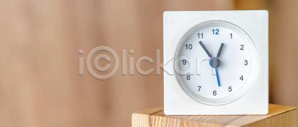 클래식 사람없음 JPG 일러스트 포토 해외이미지 감정 고립 골동품 과학 긴급 달리기 디자인 마감 목재 바쁨 백그라운드 벽 복고 분 사무실 속도 손목시계 수확 순간 숫자 스타일 시간 시계 아날로그 아침 약속 역사 옛날 원형 조언 질감 충고 카피스페이스 컨셉 타이머 탁자 파란색 해외포토 흰색