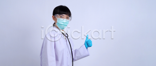 행복 동양인 사람 여자 한명 JPG 포토 해외이미지 가리킴 간호사 건강 고립 돌봄 백그라운드 병원 보여주기 손 손가락 약 약사 외과 유니폼 응시 의사 직업 청진기 치료 치료사 카피스페이스 해외포토 흰배경 흰색