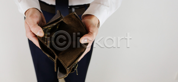 가난 슬픔 실업 우정 호기심 남자 사람 사람없음 JPG 포토 해외이미지 감정 걱정 경제 구멍 금융 돈 보여주기 비즈니스 비즈니스맨 빈털터리 빚 손 쇼핑 우울증 위기 적자 직업 컨셉 파산 해외포토 황무지