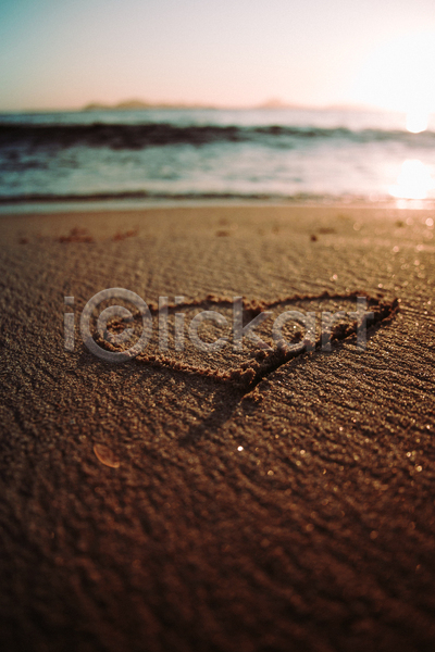 평화 휴식 사람없음 JPG 포토 해외이미지 경관 모래 야외 일몰 자연 주간 태양 풍경(경치) 하트 해변 햇빛