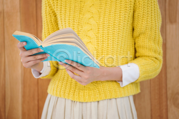 성인 성인여자한명만 여자 한명 JPG 앞모습 포토 해외이미지 나무배경 독서 들기 라이프스타일 문학 책