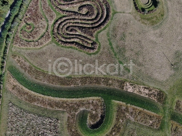 사람없음 JPG 포토 해외이미지 내려보기 드론 미로 밭 소용돌이 시골 안테나 정원 패턴