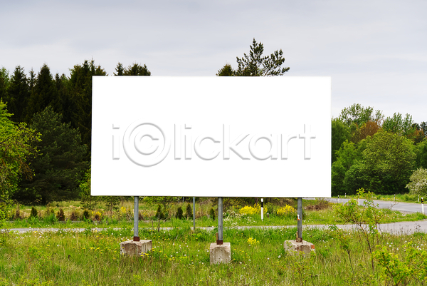 사람없음 JPG 포토 해외이미지 간판 광고판 목업 야외 옥외간판 옥외광고 주간 풀(식물) 프레임 하늘