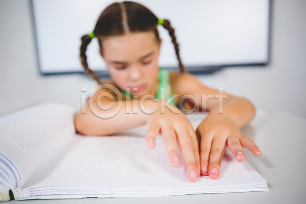 소녀(어린이) 소녀한명만 어린이 여자 한명 JPG 앞모습 포토 해외이미지 독서 라이프스타일 상반신 손짚기 시각장애인 실내 앉기 여학생 점자 점자책 책상