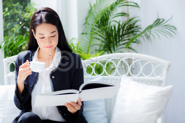 백인 사람 성인 여자 한명 JPG 포토 해외이미지 노트북 단절 독서 라이프스타일 비즈니스 비즈니스우먼 스터디 실내 앉기 음료 읽기 잡기 직업 책 카페 커피 컵