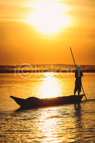 사람 한명 JPG 실루엣 포토 해외이미지 배(교통) 야외 어부 일출 주간 태양 풍경(경치) 하늘