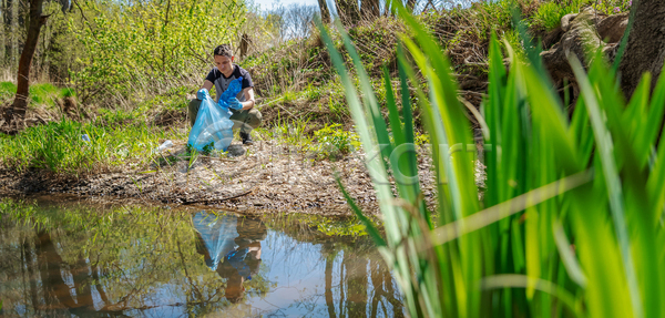 낭비 보호 봉사 사람 한명 JPG 포토 해외이미지 공원 글로벌 나무 돌봄 라이프스타일 문제 봄 생태계 생태학 손 수집 숲 쓰레기 야외 업무 에코 운동가 자연 재활용 지구 청소 초록색 컨셉 폐기물 플라스틱 해외포토 행성 헬프 환경