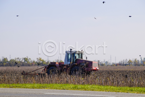 사람없음 JPG 포토 해외이미지 농장 시골 야외 주간 트랙터 풍경(경치) 하늘