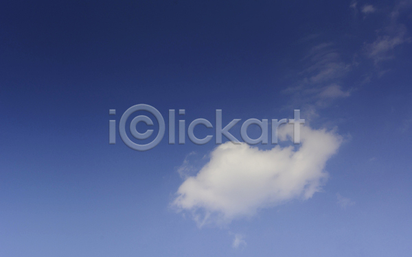 자유 사람없음 JPG 포토 해외이미지 구름(자연) 날씨 내추럴 바람 백그라운드 빛 솜털 스카이라인 야외 여름(계절) 오존 오픈 우주 자연 장면 천국 천창 파란색 패턴 하늘 햇빛 환경 흰색