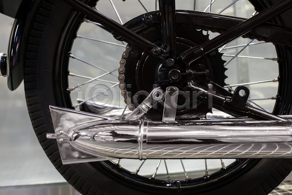 상승 사람없음 JPG 포토 해외이미지 가스 고무 금속 모터 바퀴 배기가스 속도 오토바이 원형 은색 자전거 철강 타이어 휘발유
