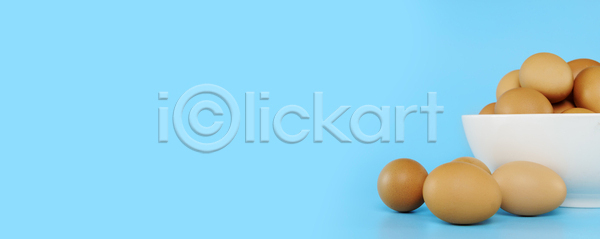 신선 사람없음 JPG 포토 해외이미지 갈색 건강 계란 고립 그룹 껍질 날것 내추럴 농장 다이어트 단백질 레시피 많음 먹기 배너 백그라운드 부활절 사발 생식 식사 아침 아침식사 암탉 오브젝트 요리 유기농 음식 자연 재료 주방 처음 취급주의 치킨 컨셉 파란배경 해외포토 흰색