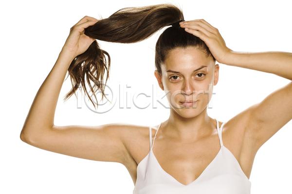 행복 백인 여자 한명 JPG 포토 해외이미지 갈색머리 모델 보여주기 스타일 유행 포니테일 헤어스타일 흰배경