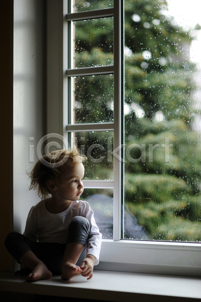 소녀(어린이) 소녀한명만 어린이 여자 한명 JPG 앞모습 포토 해외이미지 무표정 비(날씨) 실내 앉기 응시 전신 창문 혼자