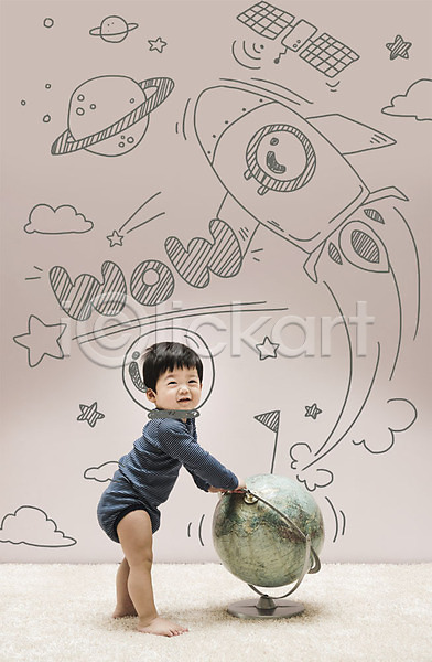 남자 남자아기한명만 사람 아기 한국인 한명 PSD 편집이미지 포토일러 과학 과학교육 교육 로켓 미소(표정) 서기 우주 응시 인공위성 전신 지구본 행성