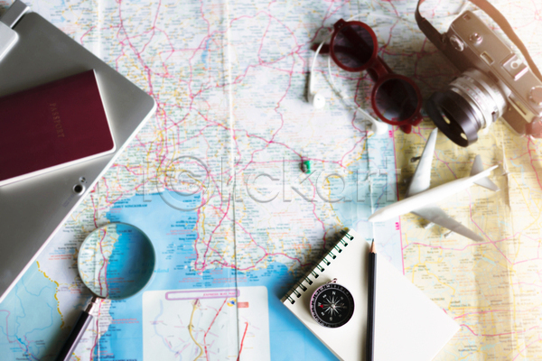 사람없음 JPG 포토 해외이미지 나침반 돋보기 비행기 선글라스 실내 여권 여행 오브젝트 지도 카메라