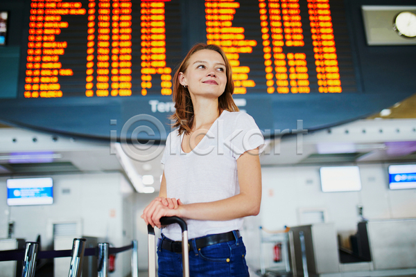 10대 서양인 성인 성인여자한명만 여자 한명 JPG 포토 해외이미지 공항 비행기 시간표 여행 여행가방 여행객 휴가