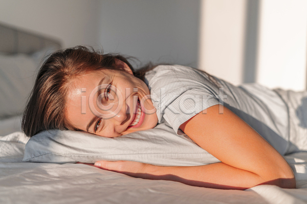 여유 휴식 성인 성인여자한명만 여자 한명 JPG 포토 해외이미지 라이프스타일 미소(표정) 베개 상반신 엎드리기 일상 침대 햇빛