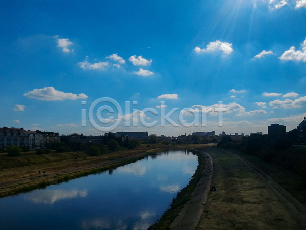 사람없음 JPG 포토 해외이미지 강 구름(자연) 길 물 반사 숲 야외 여름(계절) 여행 유럽 자연 파란색 폴란드 풍경(경치) 하늘 햇빛
