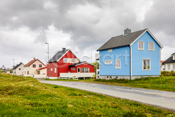 사람없음 JPG 포토 해외이미지 거리 구름(자연) 낚시 노란색 노르웨이 도로 도시 마을 목재 북극 북쪽 빨간색 산 섬 스칸디나비아 시골 시골집 야외 여름(계절) 여행 주택 지역 컬러풀 타운 협상