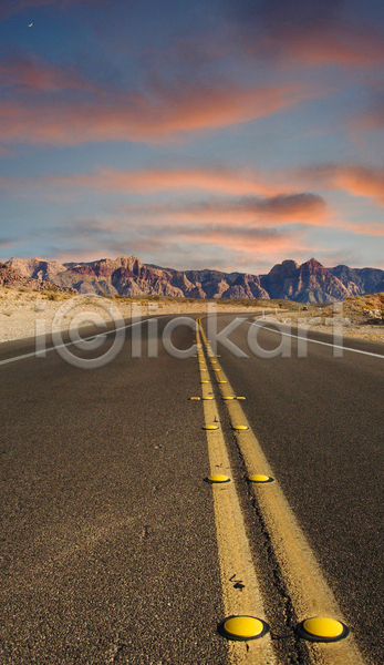 사람없음 JPG 포토 해외이미지 거리 고속도로 노란색 도로 라스베가스 사막 산 아스팔트(도로) 여행 줄무늬 파란색 하늘