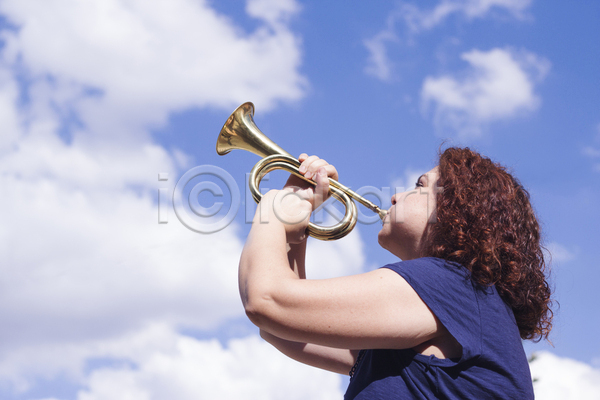 사람 여자 한명 JPG 포토 해외이미지 1 고립 공연 관리 금속 기구 놀이 놋쇠 뮤지컬 바람 백그라운드 불기 소리 악단 얼굴 열쇠 예술가 음악 음악가 재즈 종 타격 튜브 트럼펫 파란색 흰색
