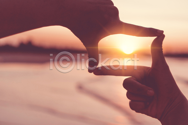 신체부위 JPG 아웃포커스 포토 해외이미지 사각프레임 손 손짓 야간 야외 일몰 태양 햇빛