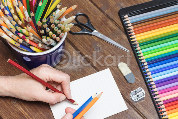 신체부위 JPG 포토 해외이미지 가위(도구) 그리기 들기 색연필 손 연필깎이 지우개