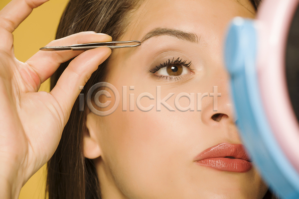 순서 여자 한명 JPG 포토 해외이미지 거울 공구 내추럴 눈(신체부위) 눈썹 당기기 모양 성형수술 속눈썹 얼굴 직업 치료 컨셉 피부 핀셋