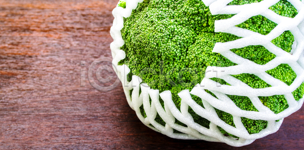신선 사람없음 JPG 포토 해외이미지 거품 건강 날것 내추럴 다이어트 덮개 목재 백그라운드 브로콜리 오브젝트 유기농 음식 자연 재료 채소 탁자 포장 플라스틱 해외포토