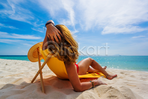 휴식 백인 사람 성인 여자 한명 JPG 포토 해외이미지 디자인 라이프스타일 모래 물 바다 선베드 섬 야외 여름(계절) 여행 자연 태국 태양 파란색 휴가 휴게실 흰색