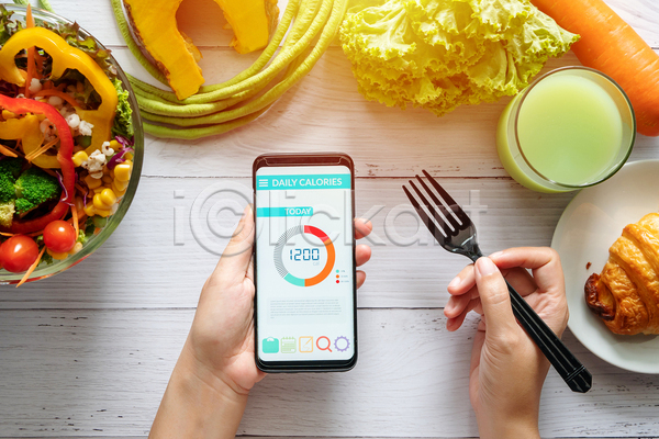 한명 JPG 포토 해외이미지 나무배경 다이어트 들기 라이프스타일 빵 샐러드 스마트폰 식단관리 식사 음식 채소 측정 칼로리 포크 흰배경