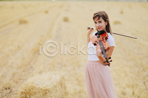 성인 성인여자한명만 여자 한명 JPG 포토 해외이미지 바이올리니스트 바이올린 야외 연주 자연 주간