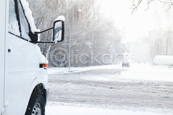 추위 사람없음 JPG 포토 해외이미지 거리 겨울 계절 날씨 눈내림 눈보라 도로 서기 안전 얼음 자동차 잼 주간 출퇴근 카피스페이스 컨셉 폭설 폭풍 햇빛 흰색