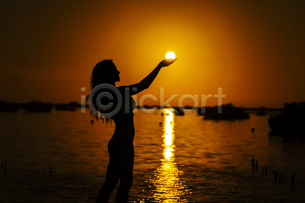 성인 성인여자한명만 여자 한명 JPG 실루엣 옆모습 포토 해외이미지 상반신 야외 일출 주간 태양 풍경(경치) 하늘
