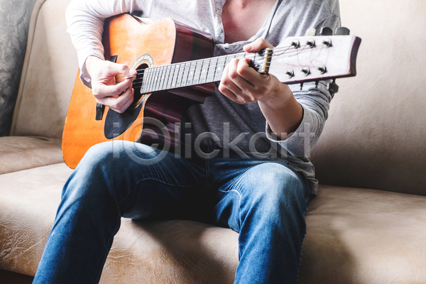 남자 성인 성인남자한명만 한명 JPG 앞모습 포토 해외이미지 가수 기타 기타리스트 상반신 소파 실내 앉기 연주