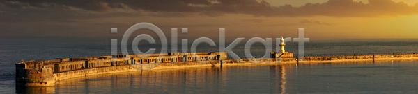 사람없음 JPG 포토 해외이미지 건너기 건물 건축양식 교통시설 남쪽 놀람 등대 만 맑음 망토 물 바다 반사 보트 북쪽 손잡이 십자가 영국 영어 오렌지 운하 일몰 잉글랜드 파노라마 파란색 포트 하늘 항구 항해 해외포토