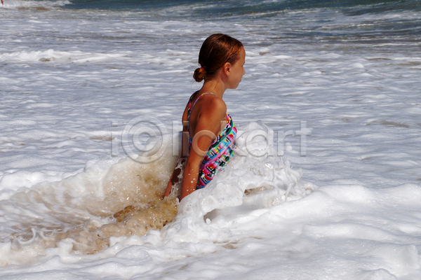 고독 고요 상상 우아함 행복 휴식 여자 청소년 한명 JPG 포토 해외이미지 거품 건강 날씬함 명상 모래 바다 반사 사춘기 서핑 수영 앉기 여름(계절) 영혼 웰빙 카피스페이스 태양 파도 햇빛 휴가