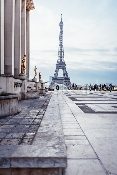 사람없음 여러명 JPG 포토 광장 구름(자연) 아침 야외 에펠탑 여행객 유럽 유럽풍경 자연 주간 파리(프랑스) 풍경(경치) 프랑스 하늘 해외풍경
