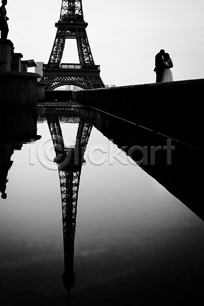 남자 서양인 성인 여자 외국인 JPG 포토 흑백 결혼 반사 야외 에펠탑 유럽 유럽풍경 자연 주간 커플 파리(프랑스) 풍경(경치) 프랑스 해외풍경